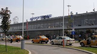 Aproximativ 140 de turisti, blocati pe Aeroportul Sibiu dupa ce o aeronava s-a defectat. Zborul are o intarziere estimata de sapte ore