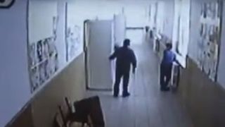 Imagini socante intr-o scoala din Rovinari! Un profesor a batut crunt un elev pe hol! L-a dat de mai multe ori cu capul de hidrant