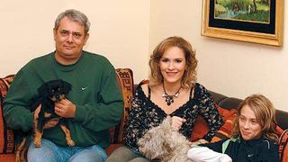 Furtuna violenta a facut ravagii la mormantul primului sot al Gabrielei Firea. Grindina si vantul au imprastiat florile si ghivecele de pe piatra funerara