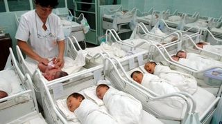 O romanca s-a dus la spital convinsa ca va naste gemeni. Surpriza imensa pe care a avut-o atunci cand si-a vazut bebelusii. Doar una din 13 milioane de femei poate face asta