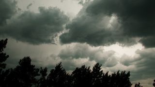 Abia acum s-a aflat! De ce furtuna a ocolit Capitala miercuri seara