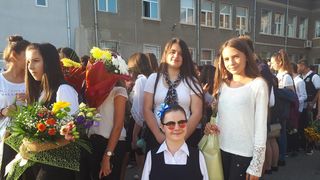 Lorelai, in prima zi de scoala, alaturi de colegele ei