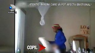Imagini absolut ingrozitoare! Cum se poarta bona cu bebelusul de care trebuia sa aiba grija. Acum e acuzata de tentativa de omor