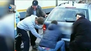 Nesimtire dusa la extrem. A parcat masina in calea tramvaiului si a plecat la cumparaturi