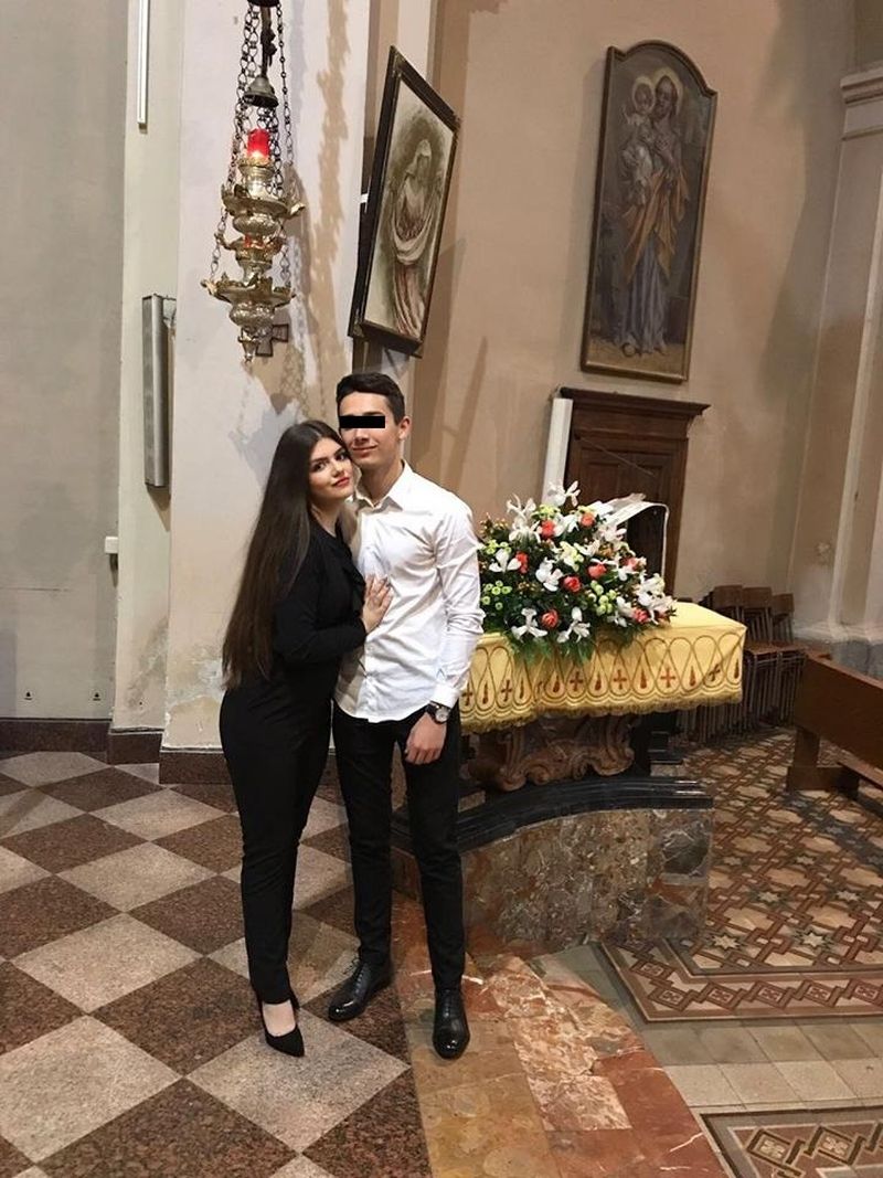 Tanara are o relatie stabila cu un baiat de varsta ei