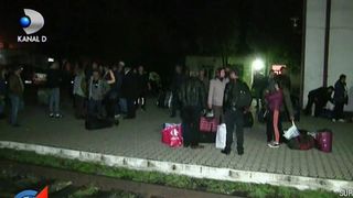 Panica si neliniste in trenul care a deraiat la Dej: "S-a simtit o zdruncinatura". Nervosi, peste 200 de calatori s-au trezit lasati cu bagajele scoase-n camp.