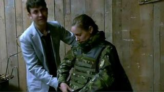 Specialistii romani au inventat vesta de protectie pentru femei. Iata cum arata