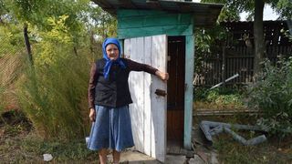 Batranii din satele din Vaslui au internet de mare viteza, insa merg in continuare la WC in fundul curtii. Matusa Vergina: "Am auzit si eu de internet, dar nu stiu la ce foloseste"