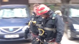 Incendiu intr-un bloc din Capitala! Un barbat de 70 de ani a fost gasit mort