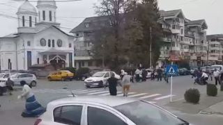 Bataie cu topoare si bate intre zeci de persoane in Arges. Politistii au intervenit cu focuri de arma