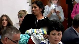 Imagini socante in Parlament, la dezbaterea legii vaccinarii. O mama a aparut la discutii insotita de fiul ei, care ar fi ramas cu probleme de sanatate dupa un vaccin