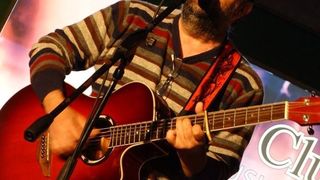 La un an de la moartea sa, Ioan Gyuri Pascu a fost omagiat pe scena de fostii sai colegi de la Divertis: &bdquo;Mi-as fi dorit sa nu existe niciodata aceasta trista aniversare atat de vesela&rdquo;