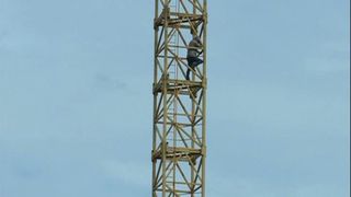 Fiul omului de afaceri Sever Muresan, care a amenintat ca se sinucide, a coborat de pe macara dupa aproximativ zece ore