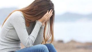 Fata de 14 ani, vanduta proxenetilor de catre propriul frate! Barbatul a luat 300 de euro pe ea