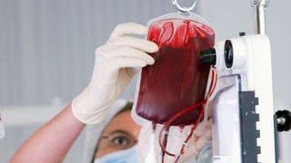 Mafia sangelui. Angajati ai Centrului de Transfuzii din Dolj, prinsi cand iau bani de la familiile bolnavilor