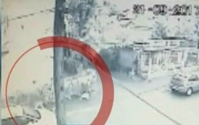 Femeie, jefuita ziua in amiaza mare, in Roman. Totul a fost surprins de camerele de supraveghere