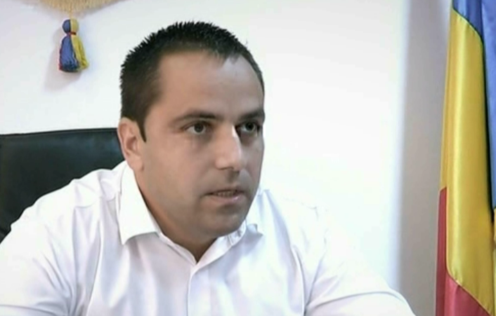 "Primarul e un tiran!" - Mai multi angajati ai unei primarii din judetul Gorj isi acuza seful ca ii terorizeaza