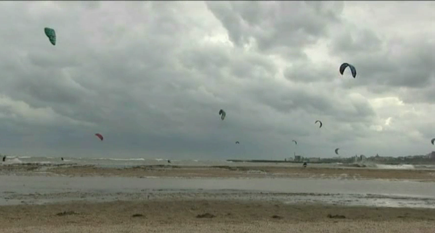 Adrenalina sau nebunie? Zeci de tineri s-au dat cu zmeul in plina avertizare de cod galben de vant