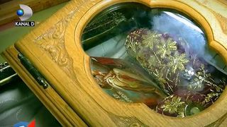 Misterul ghetutelor lui Sfantul Spiridon: "Sunt mereu gasite prafuite, dovada ca el pleaca undeva" - Mii de credinciosi se inchina la racla lui