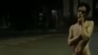 Un barbat a iesit complet dezbracat pe strazile din Pitesti. Omul i-a speriat aseara pe trecatori