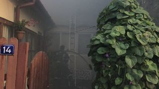 Pompierii intervin pentru stingerea unui incendiu puternic izbucnit la doua case din Capitala