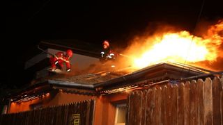 Mai multe persoane audiate la Politia Capitalei, in cazul incendiului izbucnit la azilul de batrani din sectorul 3