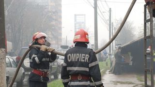 Incendiu puternic la o hala industriala din judetul Buzau, peste 20 de pompieri fiind mobilizati pentru stingere