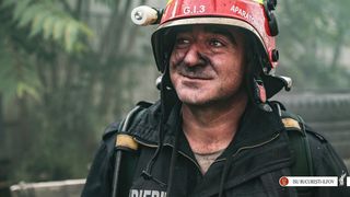 Ei sunt eroii zilei! Au salvat 19 batrani din azilul cuprins de flacari, carandu-i pe brate