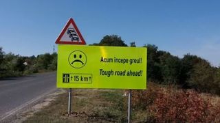 Indicatoare cu texte ca &rdquo;Acum incepe greul&rdquo; si &rdquo;Rezista&rdquo;, montate de drumarii din Timisoara pe un sector de drum greu de parcurs