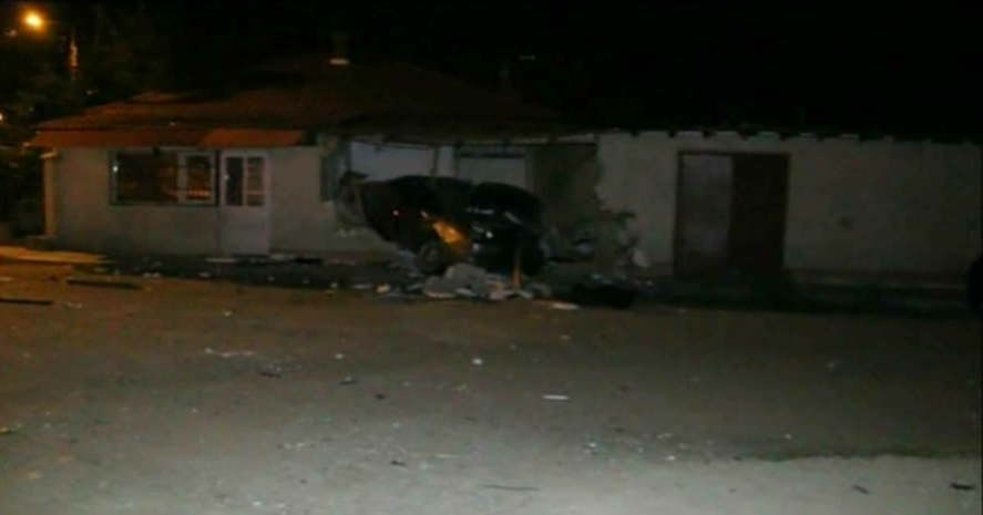 Doi tineri din Buzau, la un pas de moarte dupa ce au intrat cu masina intr-o casa