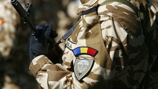 Sinucidere invaluita in mistrer. Militar din Buzau, gasit spanzurat in subsolul blocului. Barbatul a lasat in urma lui o fetita de 5 ani