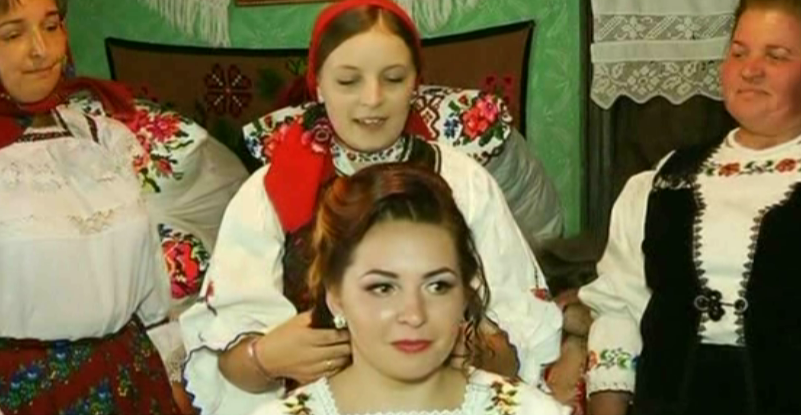 Nunta ca pe vremea bunicii in Maramures! Iata cat de frumosi sunt mirii in straie populare