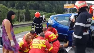 Galati: Gravida ranita, dupa ce masina pe care o conducea a fost lovita de o ambulanta al carei sofer era beat