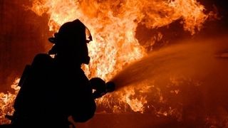 Incendiu puternic in Timis. 45 de adulti si 12 copii, evacuati de urgenta