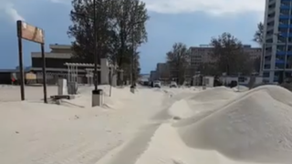 Fenomen rar surprins la Constanta! Dunele de nisip au acoperit promenada din Mamaia