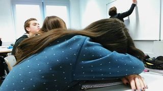 "Mama ta se duce in Italia sa stearga fundurile la mosnegi! Este o destrabalata..." Eleva de clasa a VI-a, umilita de profesoara la cursuri