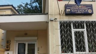 Un elev in varsta de 16 ani a ajuns la spital dupa ce si-a taiat venele cu o lama, inainte de inceperea unei ore