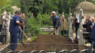 Un iesean isi conducea fratele pe ultimul drum, cand a izbucnit in lacrimi de durere - Toti s-au ingrozit cand au aflat motivul pentru care a cedat cand a vazut mortul in sicriu - Doamne, oare cum e posibil asta?