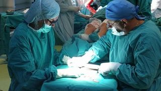 Un medic din Brasov a publicat o poza cu asistenta sefa lucrand cu perfuzia in mana! De ce a fost criticata femeia