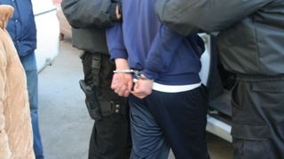 Un barbat a fost arestat preventiv dupa ce i-a injunghiat pe ginerele sau si pe fratele acestuia
