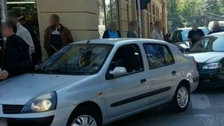 Imagini de cosmar in centrul Timisoarei - Doi soferi s-au luat la bataie in mijlocul strazii - Si-au carat pumni si picioare pana cand au intervenit politistii