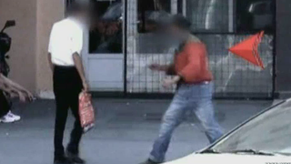 Scene de groaza pe strazile Aradului - Un bolnav psihic terorizeaza cetatenii - Se da cu capul de tramvai si vandalizeaza masini la intamplare - Imagini socante