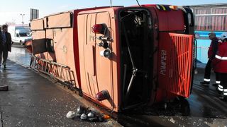 O autospeciala a ISU Arges s-a rasturnat in timp ce mergea la o interventie; nu exista victime