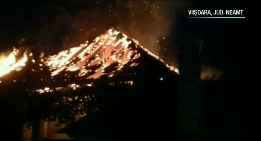 Si-a dat foc la casa si a fugit! Barbatul din Piatra Neamt a fost la un pas de a-si ucide copilul si mama