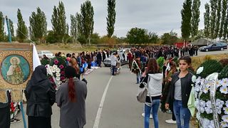 Barbatul impuscat in inima din Vrancea este condus pe ultimul drum. Sotia lui a lesinat la poarta bisericii