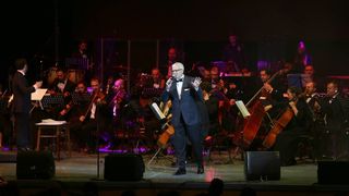 Motivul incredibil pentru care Catalin Crisan nu a cantat piesa despre mama in concentul aniversar! “A plans inainte de spectacol, mi-a fost teama sa nu ii creasca tensiunea”!