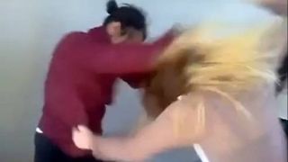 Bataie intre doua eleve la un liceu din Focsani - Una dintre fete a ajuns la spital - Motivul ireal de la care a pornit conflictul