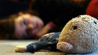 Fetita cu dizabilitati din Timisoara, batuta si violata de ambii parinti. Cum a iesit totul la iveala