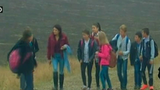 11 copii din Iasi sunt nevoiti sa mearga zilnic cate 5 kilometri pe jos pentru a ajunge la scoala - Autoritatile stiu de chinul lor, dar ridica din umeri - Asta e realitatea dura din tara noastra