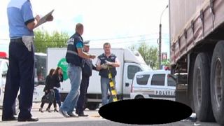 Un sofer de TIR din Iasi a lovit, ucis si tarat o femeie mai multe sute de metri - Soferul a mers cu cadavrul agatat de masina pana cand a fost oprit de catre Politie